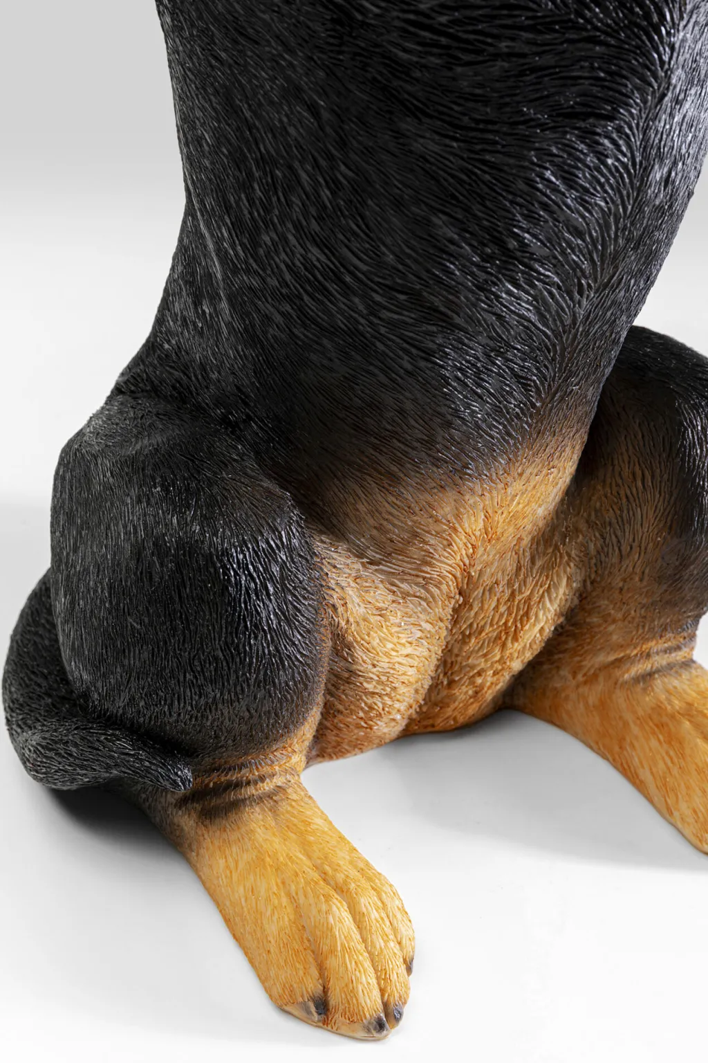 animal_bassotto_myrkoira_sivupyt_cm_7.webp Sohvapöydät | Olohuone>KARE Design Animal Bassotto Mäyräkoira Sivupöytä Ø32cm