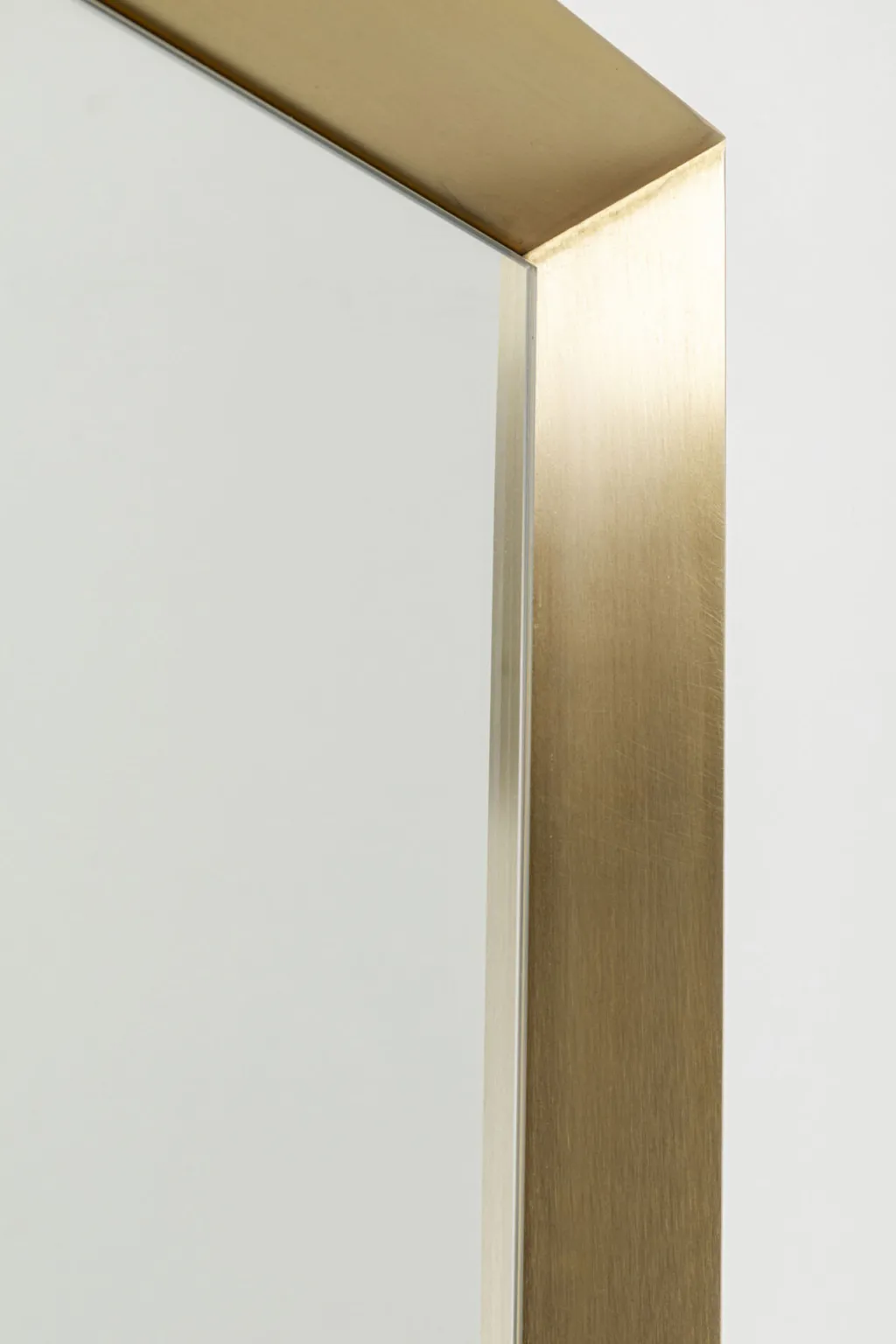 arezzo_brass_trapez_seinpeili_messinki_xcm_1.webp Peilit>KARE Design Arezzo Brass Trapez Seinäpeili Messinki 65(45)x160cm