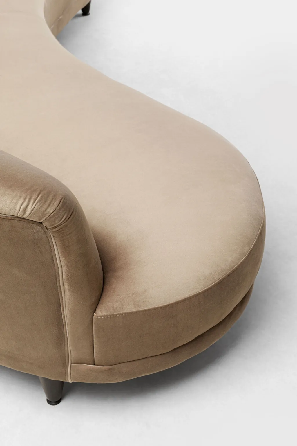 dschinn_sohva_istuttava_beige_cm_6.webp Sohvat>KARE Design Dschinn Sohva 3-istuttava, Beige 233cm