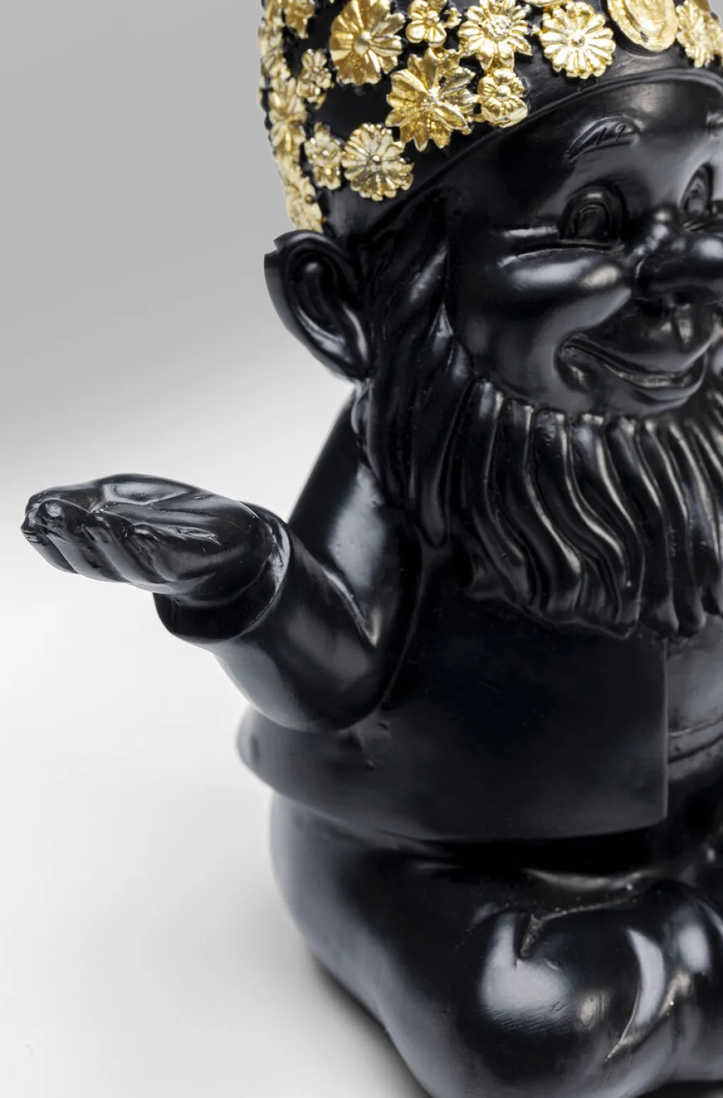 gnome_meditation_tonttu_koristeesine_mustakulta_cm_5.webp Koriste-Esineet>KARE Design Gnome Meditation Tonttu Koriste-esine, Musta/kulta 19cm