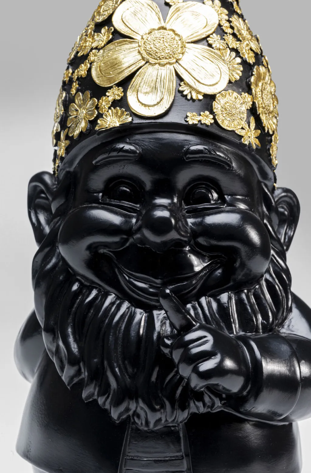 gnome_standing_tonttu_koristeesine_mustakulta_cm_4-1.webp Koriste-Esineet>KARE Design Gnome Standing Tonttu Koriste-esine, Musta/kulta 46cm