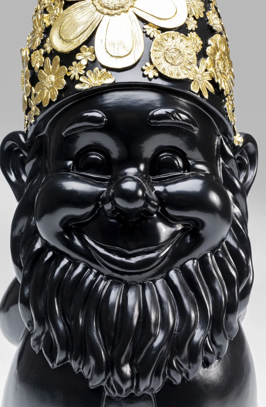 gnome_standing_tonttu_koristeesine_mustakulta_cm_6.webp Koriste-Esineet>KARE Design Gnome Standing Tonttu Koriste-esine, Musta/kulta 61cm