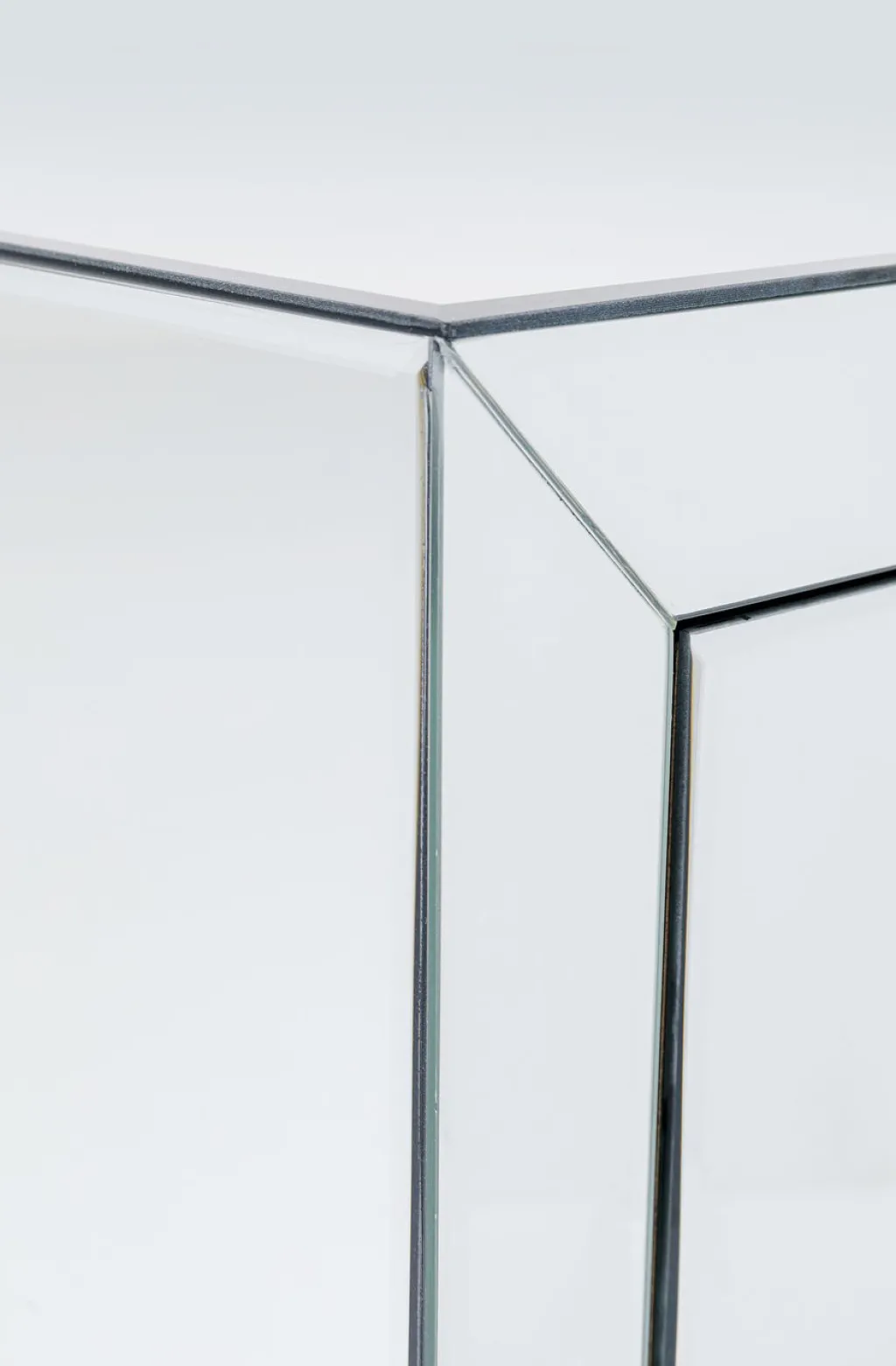 luxury_pieni_lipasto_ypyt__laatikkoa_8.webp Yöpöydät>KARE Design Luxury Pieni Lipasto, Yöpöytä, 3 Laatikkoa