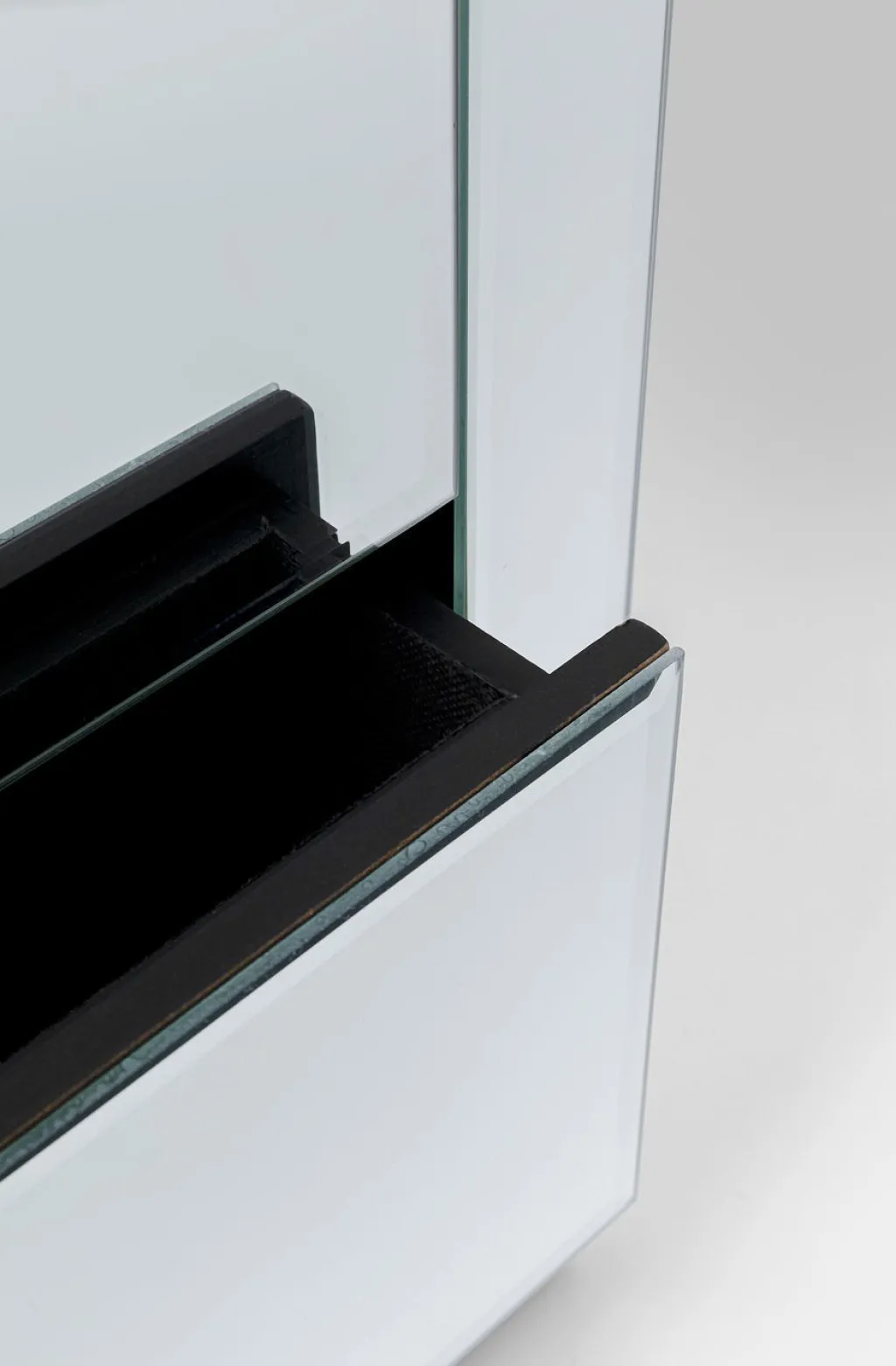 luxury_pieni_lipasto_ypyt__laatikkoa_9.webp Yöpöydät>KARE Design Luxury Pieni Lipasto, Yöpöytä, 3 Laatikkoa