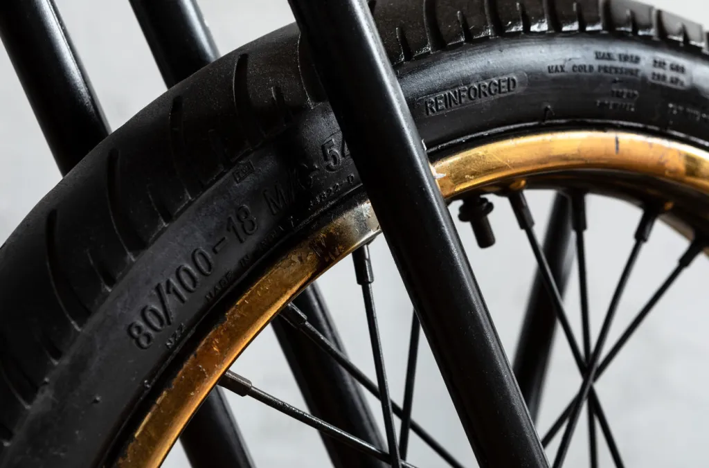 motorbike_black_konsolipyt_baaripyt_21.webp Konsolipöydät Ja Sivupöydät | Baarit>KARE Design Motorbike Black Konsolipöytä, Baaripöytä
