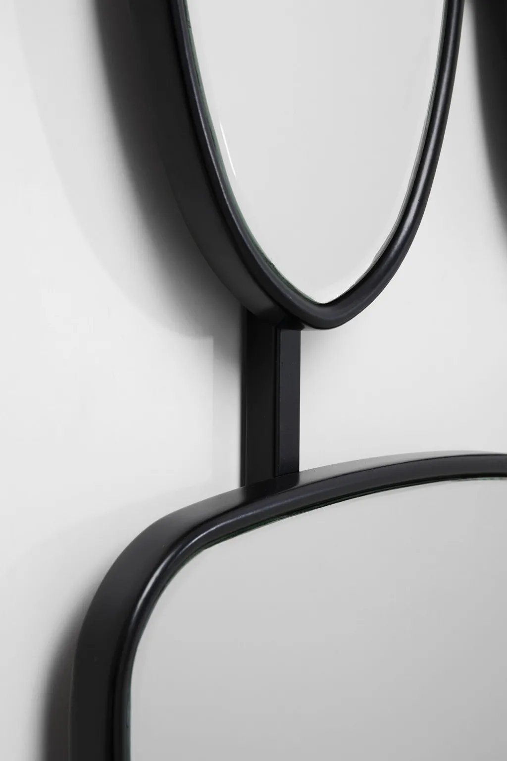 nastro_black_seinpeili_musta_xcm_2.webp Peilit>KARE Design Nastro Black Seinäpeili, Musta 80x114cm