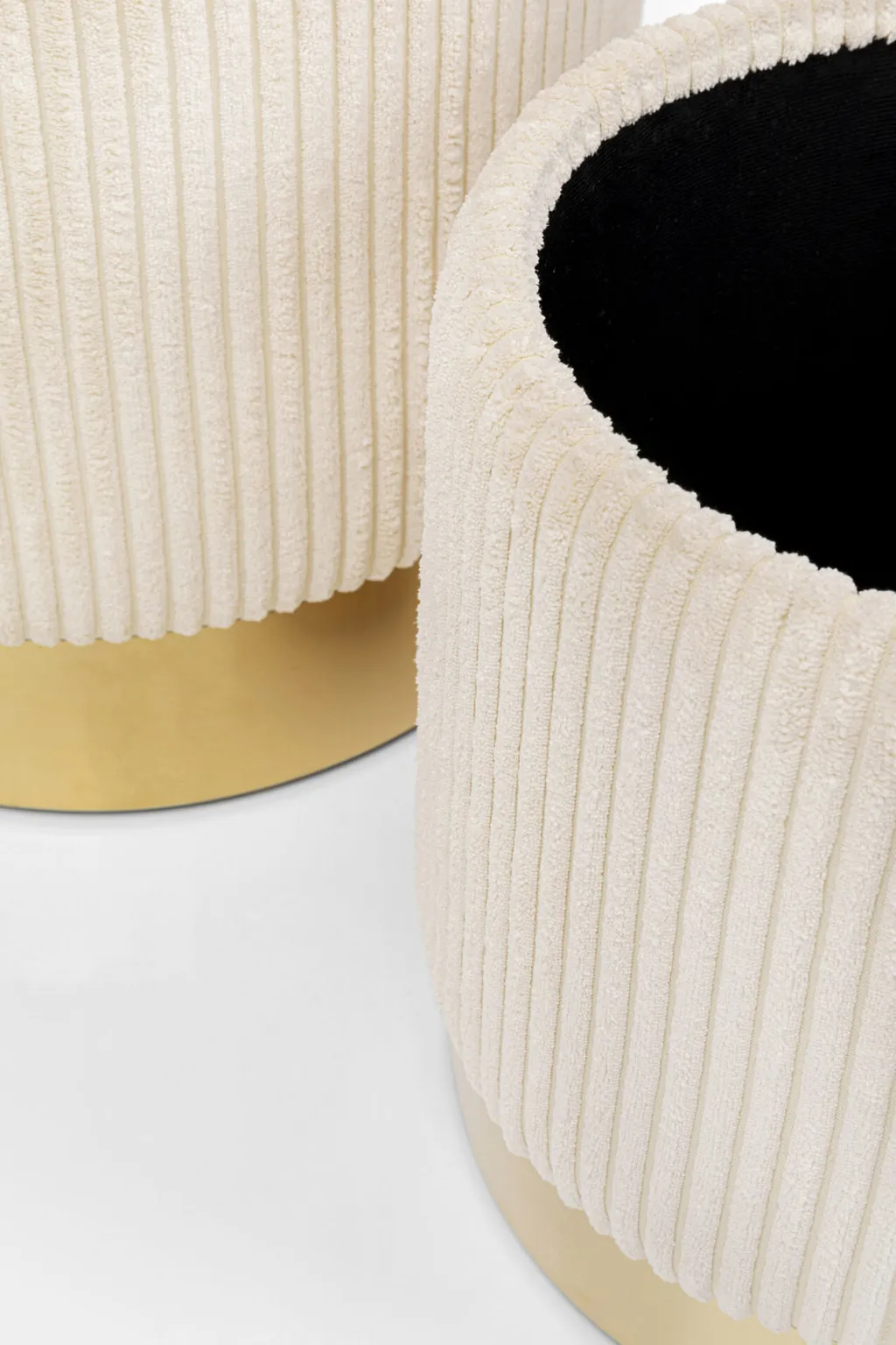 plush_jakkara_palli_kannella_kermanvalkonen_setti_6.webp Rahit Ja Jakkarat>KARE Design Plush Jakkara, Palli Kannella, Kermanvalkonen (2/Setti)